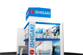 pc generiertes Schema des Ishigashi Modells mit zwei Stockwerken inklusive der Logos und Mobiliar. Im Erdgeschoß steht ein Herr und im Obergeschoß sitzen ein Mann und eine Frau die eine Unterhaltung führen